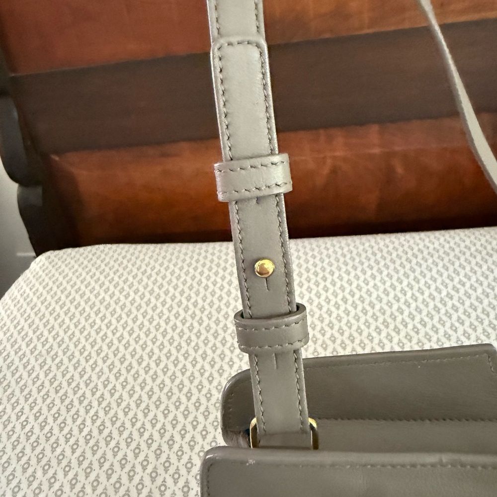 Saint Laurent baby cabas, in gray with gold hardware. - Picture 9 of 11